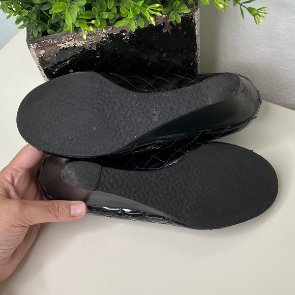 Tory Burch Black Patent Leather Quilted Wedge Heel Pumps Gold Logo Designer SZ 7 - Picture 6 of 8